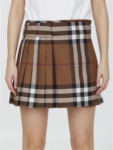 burberry pleated check skirt.